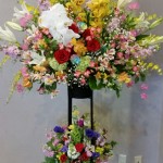 メルパルクホールへ美容専門学校の卒業祝いのスタンド花を配達しました