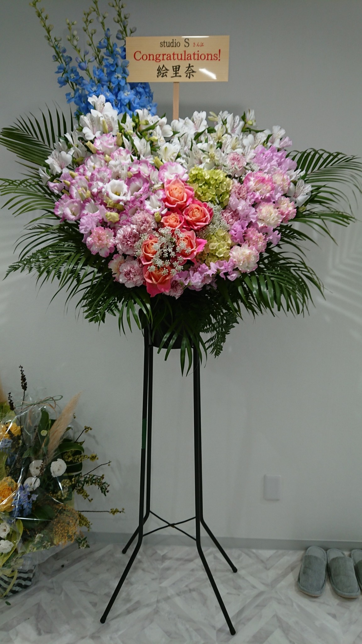 西中島の美容サロンの開店お祝いのスタンド花