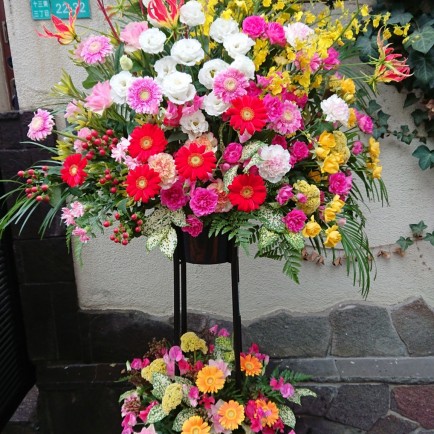 淀川区 十三のカフェの開店お祝いのスタンド花