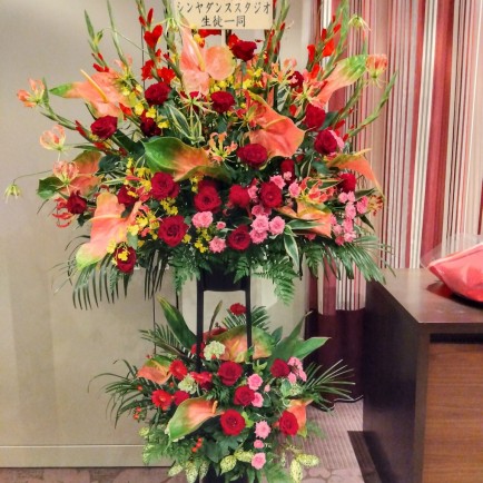 シェラトン都ホテル大阪へダンスパーティーのお祝いスタンド花