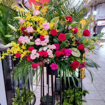 淀川区十三東のスペインバーの開店お祝いのスタンド花