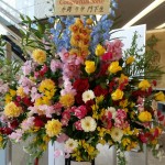 梅田　フェニックスホールへリサイタルのお祝いスタンド花