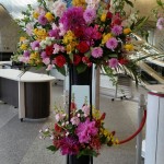 梅田　フェニックスホールへリサイタルのお祝いスタンド花