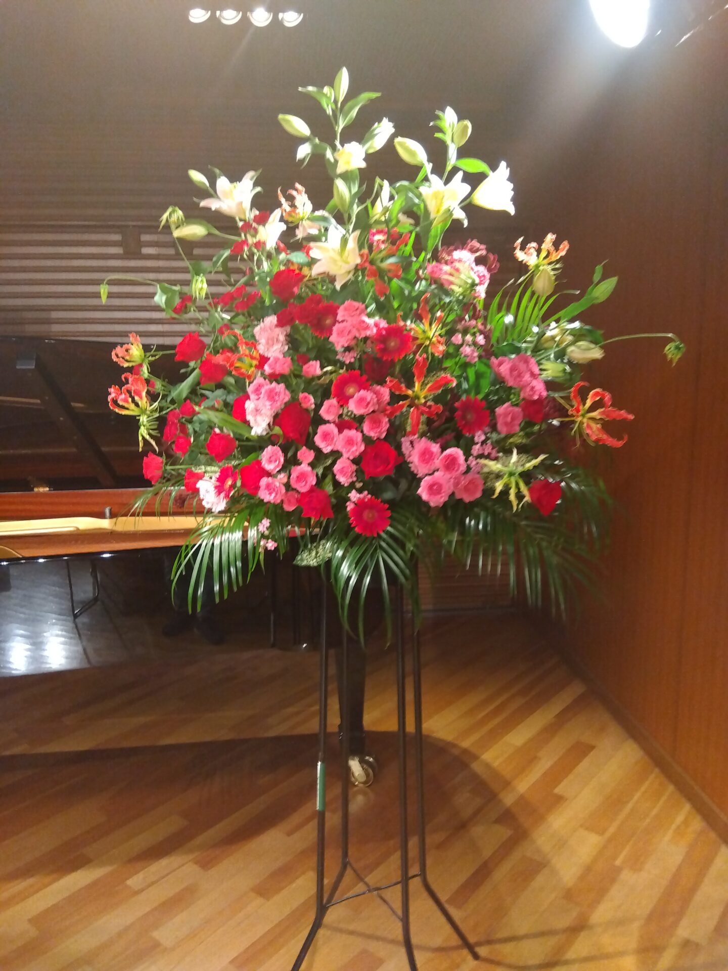 中央区 北浜東へピアノ発表会のステージスタンド花