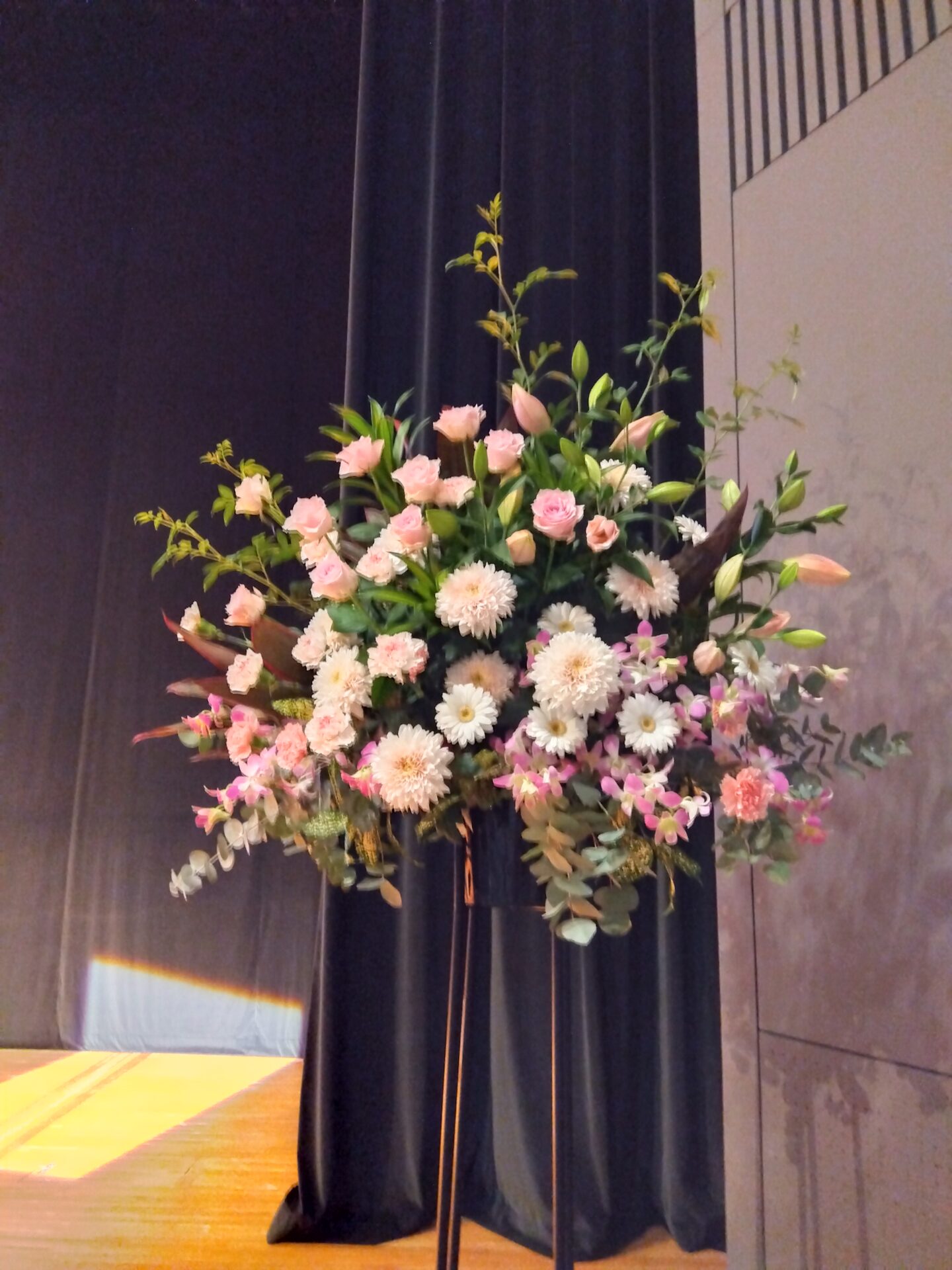 吹田メイシアターへお祝いのスタンド花